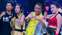Disjoki, Dinar Candy (kanan), berpose bersama penyanyi dangdut, Pamela Safitri (dua kiri), didampingi pengacara kondang, Hotman Paris (dua kanan), setelah pertandingan tinju antar selebriti Holywings Sport Show (HSS) Series 3 yang berlangsung di Atlas Super Club, Bali, Minggu (10/9/2023). Dinar Candy berhasil memenangkan pertandingan setelah unggul poin atas Pamela Safitri. (Dok. Holywings)