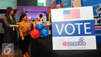 Pengunjung melakukan simulasi vote pemilihan Presiden Amerika Serikat di @amerika di Jakarta, Rabu (9/11). Dalam simulasi ini pengunjung dapat merasakan pemilihan presiden AS seperti yang sedang terjadi di Amerika Serikat. (Liputan6.com/Angga Yuniar)