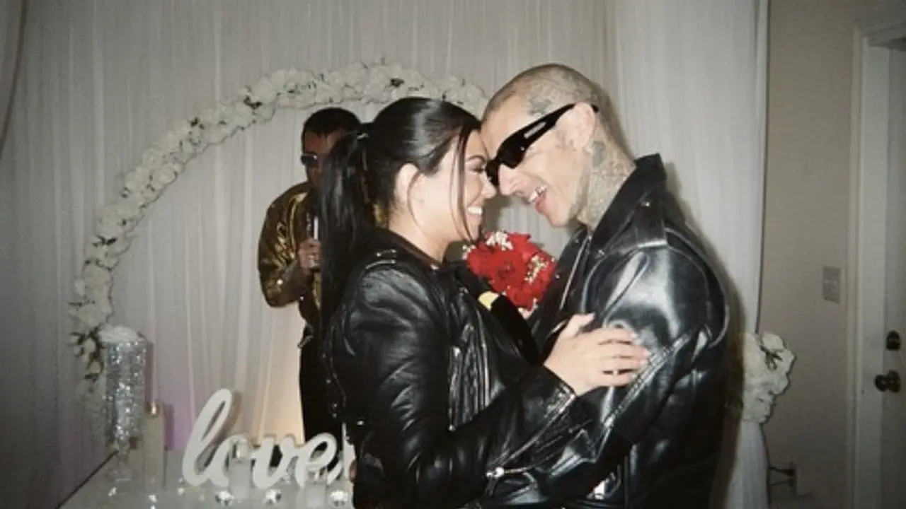 Bergaya Rockstar Tanpa Gaun Mewah, Kourtney Kardashian Kenakan Jaket Kulit Saat Menikah dengan Travis Barker/dok. @kourtneykardash