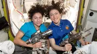 Jessica Meir (kiri) dan Christina Koch (kanan) di dalam ISS. (Science Photo Library)