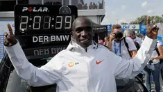 Pelari Kenya, Eliud Kipchoge tersenyum usai memenangkan Berlin Marathon ke-45 di Berlin, Jerman, Minggu (16/9). Kipchoge memecahkan rekor lari marathon dunia dengan menorehkan waktu 2 jam 1 menit 39 detik. (AP Photo/Markus Schreiber)
