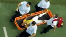 Pemain depan Timnas Brasil, Neymar, harus ditandu keluar lapangan akibat mndapat tackling keras saat berlaga di perempat final Piala Dunia 2014 di Stadion Castelao, Fortaleza, (5/7/2014). (REUTERS/Fabrizio Bensch)
