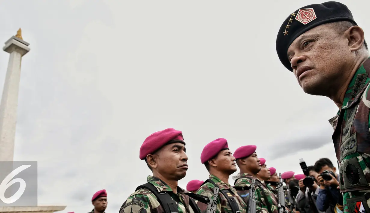 Panglima TNI Jenderal Gatot Nurmantyo meninjau pasukan usai Apel Gelar Pasukan Pengamanan KTT OKI ke-5 di Silang Monas, Jakarta Pusat, Selasa (1/3/2016). Sebanyak 10.150 ribu pasukan TNI dikerahkan pada Apel tersebut. (Liputan6.com/Faizal Fanani)