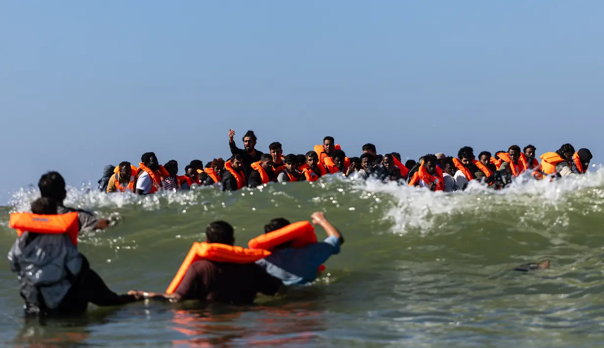 Sejumlah migran menunggu keberangkatan menggunakan perahu milik penyelundup dari pantai Equihen-Plage, Prancis utara, Rabu (23/9/2026). Pada hari yang sama, seorang pria ditemukan tewas di Pantai Neufchâtel-Hardelot setelah upaya penyeberangan menuju Inggris. (Sameer Al-DOUMY/AFP)