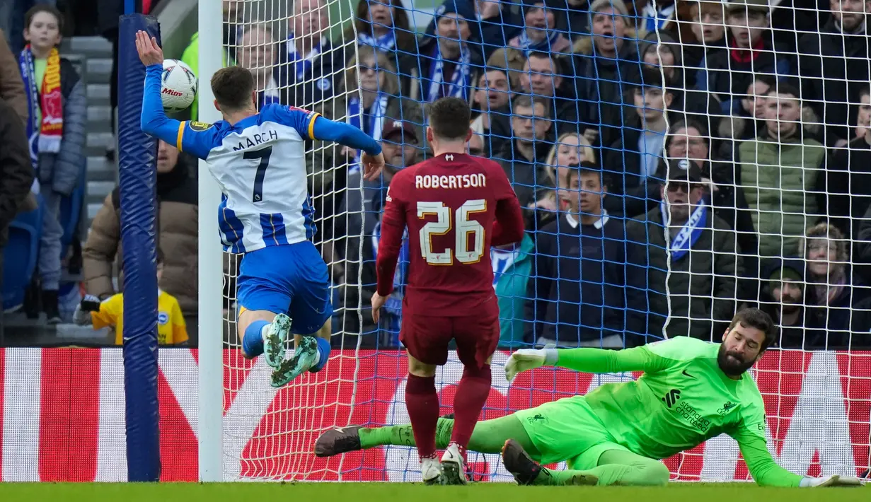 Pemain Brighton and Hove Albion Solly March (kiri) melewatkan kesempatan untuk mencetak gol ke gawang Liverpool pada pertandingan sepak bola putaran keempat Piala FA di Stadion Falmer, Brighton, Inggris, 29 Januari 2023. Liverpool kalah 1-2 dan harus tersingkir dari Piala FA. (AP Photo/Alastair Grant)