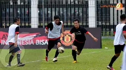 Para peserta yang mayoritas merupakan fans Manchester United itu terlihat serius mengikuti Training Camp Indonesia Bisa di Lapangan C Senayan Jakarta. Untuk kategori ini nantinya akan dipilih satu orang pemenang terbaik (Liputan6.com/Helmi Fithriansyah).