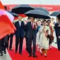 Usai menempuh penerbangan sekitar lima jam, Presiden dan Ibu Negara tiba di bandara dengan cuaca hujan gerimis. (Laily Rachev/Indonesian Presidential Palace via AP)