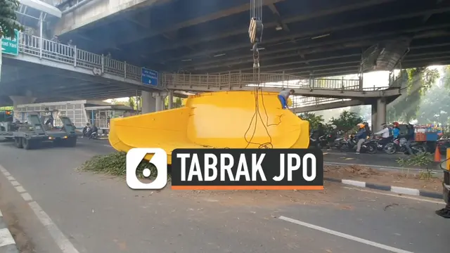 VIDEO: Muatan Truk Trailer Hantam JPO di Matraman