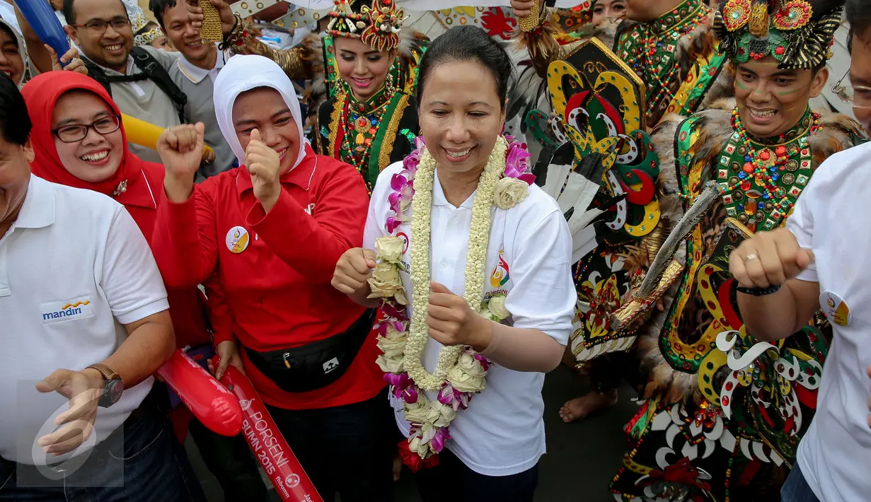Menteri BUMN Rini Soemarno ikut berjoget saat pembukaan PORSENI BUMN 2015, Jakarta, Minggu (8/11/2015). Acara ini diharapkan mampu memunculkan bintang-bintang baru di berbagai cabang olah raga maupun bidang kesenian. (Liputan6.com/Faizal Fanani)