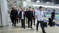 Presiden World Aquatics atau Federasi Akuatik Internasional, Husain Al-Musallam, memantau IOAC 2025 di Stadion Akuatik GBK, Jakarta Pusat, pada Rabu (12/11/2025). (Bola.com/Bagaskara Lazuardi)