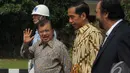 Wapres Jusuf Kalla mengantarkan Presiden Jokowi menaiki pesawat Kepresidenan, Bandara Halim Perdanakusuma, Jakarta, Sabtu (9/11/2014) (Liputan6.com/Herman Zakharia) 