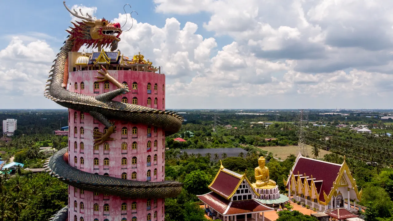 Wat Samphran, Kuil yang Dililit Naga Raksasa