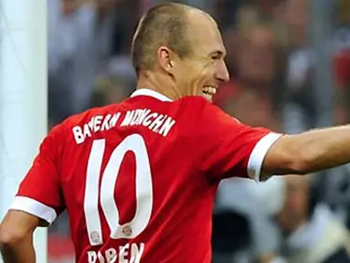 Selebrasi gol dari penyerang Bayern Muenchen, Arjen Robben dala laga debutnya di Bundesliga menghadapi VfL Wolfsburg di Allianz Arena, 29 Agustus 2009. Bayern menang 3-0. AFP PHOTO/OLIVER LANG