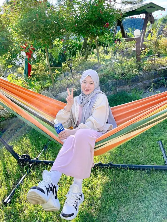 Wanita 26 tahun ini tampak keren dengan dress one set yang dikenakannya. Warna yang soft juga memberikan kesan kalem saat memakai outfit ini. Terlebih ia memadukannya dengan jaket dan sneakers yang tak terlalu mencolok.(Liputan6.com/IG/@xolovelyayana)