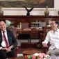 Presiden Joko Widodo berbincang dengan pakar hukum tata negara, Yusril Ihza Mahendra di Istana Kepresidenan Bogor, Jawa Barat, Jumat (30/11). Yusril diterima di ruang kerja Presiden sekira pukul 11.25 WIB. (Liputan6.com/HO/Biropers)