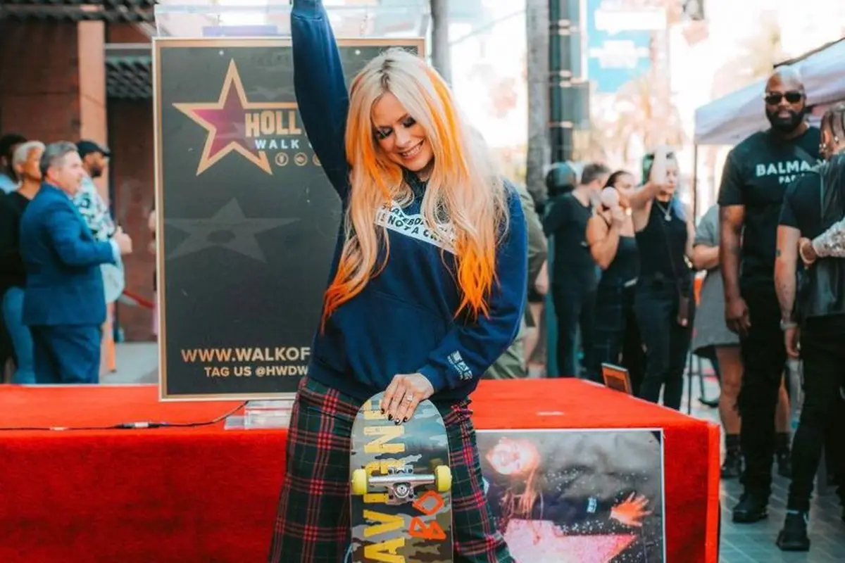 Avril Lavigne Mengulang Tampilannya Semasa Remaja saat Raih Hollywood Walk of Fame