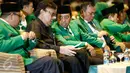 Ketua Fraksi PPP, Muhammad Romahurmuziy (ketiga kiri)  berbicara dengan Mendagri Tjahjo Kumolo saat Mukernas ke-IV PPP di Jakarta, (24/2). Mukernas mengusung tema 'Islah Seutuhnya Menuju Stabilitas politik Nasional'. (Liputan6.com/Faizal Fanani)