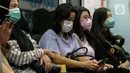 Para pekerja mengenakan masker di salah satu perkantoran di Jakarta, Selasa (3/3/2020). Pemeriksaan suhu tubuh tersebut untuk mengantisipasi penyebaran virus corona atau COVID-19 di lingkungan kerja. (merdeka.com/Imam Buhori)