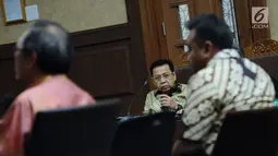 Terdakwa dugaan korupsi proyek e-KTP, Setya Novanto menyimak keterangan saksi di sidang lanjutan di Pengadilan Tipikor, Jakarta, Rabu (14/3). Sidang mengkonfrontir keterangan Irvanto Hendra Pambudi dan Made Oka Masagung. (Liputan6.com/Helmi Fithriansyah)