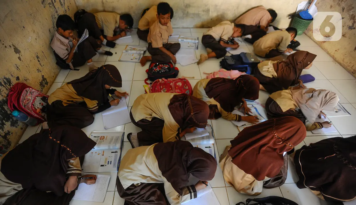 Para siswa di kelas 4 yang berjumlah 34 murid itu harus belajar tanpa kursi dan meja. (merdeka.com/Arie Basuki)