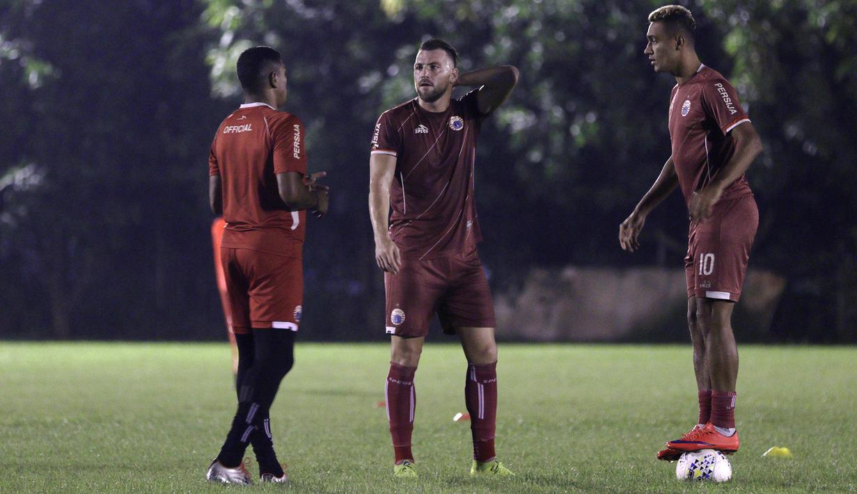 Pemain Persija Jakarta, Marko Simic, bersama Bruno Matos saat latihan di Lapangan Sutasoma Halim, Jakarta, Jumat (10/5). Latihan ini merupakan persiapan jelang laga Liga 1 Indonesia 2019. (Bola.com/Yoppy Renato)