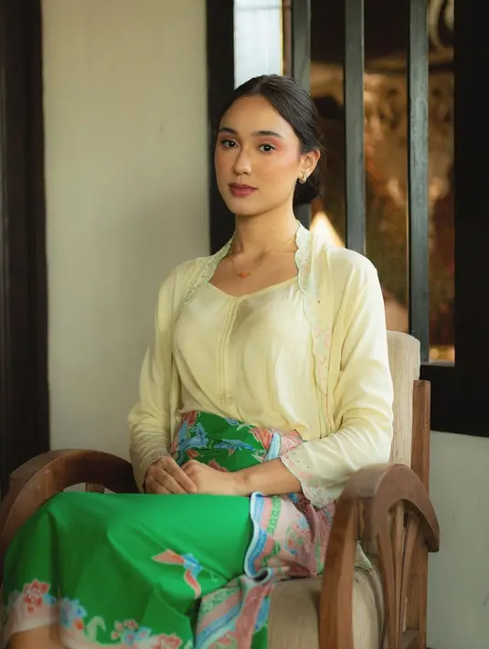 Yasmin Napper tunjukkan kebaya bisa jadi kebaya sehari-hari. Kebaya betawi kuning pastel lapisi tanktop kuning dan batik Betawi yang cerah [@yasminnapper]