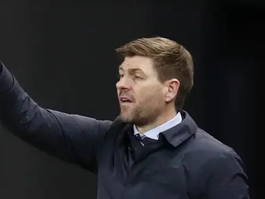 Steven Gerrard kembali menunjukkan taringnya sebagai calon pelatih top dunia. Teranyar ia berhasil membawa Glasgow Rangers lolos ke babak 16 besar Liga Europa. (Photo by RUSSELL CHEYNE/POOL/AFP)