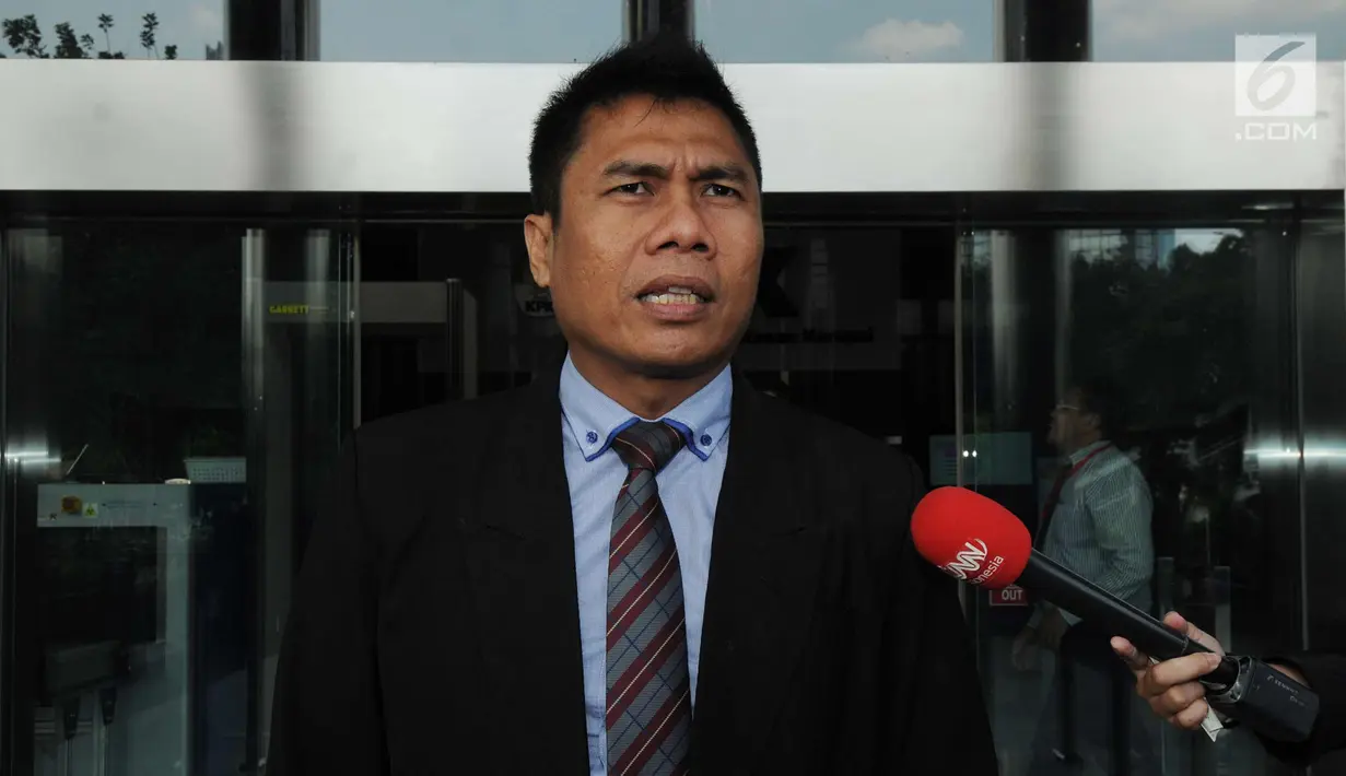 Ketua DPRD Kota Malang Abdul Hakim memberi keterangan usai diperiksa KPK, Jakarta, Jumat (6/4). Abdul Hakim diperiksa sebagai tersangka terkait kasus dugaan suap pembahasan APBD-P Pemerintah Kota Malang Tahun Anggaran (TA) 2015. (Merdeka.com/Dwi Narwoko)