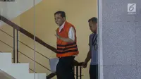 Terdakwa kasus korupsi proyek e-KTP Setya Novanto melambaikan tangan saat menuju ruang pemeriksaan di Gedung KPK, Jakarta, Kamis (4/1). (Liputan6.com/Faizal Fanani)