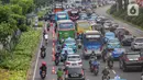 Kendaraan bermotor menyerobot jalur khusus sepeda kawasan Jalan Sudirman, Jakarta, Selasa (14/7/2020). Jam operasional dari Senin sampai Jumat pagi harinya jam 06.00 – 08.00 WIB, kemudian untuk sore dari jam 16.00 – 18.00 WIB. (Liputan6.com/Fery Pradolo)