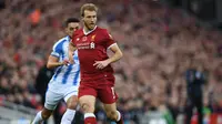 Bek Liverpool, Ragnar Klavan, tak gentar untuk bersaing dengan bek termahal yang baru diboyong klubnya, Virgil van Dijk. (AFP/Paul Ellis)