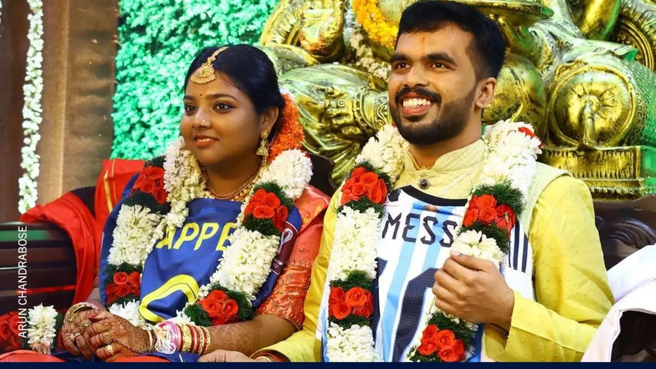 Potret Sachin dan Athira yang mengenakan kaus Mbappe dan Messi dalam pernikahannya di Kerala.