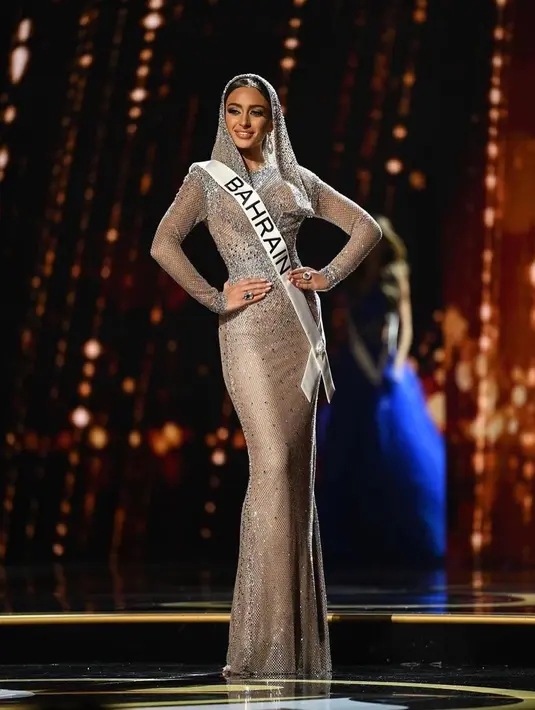 Evlin Khalifa pun turut membawa sebuah spanduk dengan tulisan “Arab Women Should Be Represented" dan “A Muslim Women Can Also Become Miss Universe". Kampanye yang dilakukan oleh Evlin sebagai bentuk kesetaraan hak wanita dan antidiskriminasi terhadap agama Islam. (Liputan6.com/IG/@evlin_khalifa)