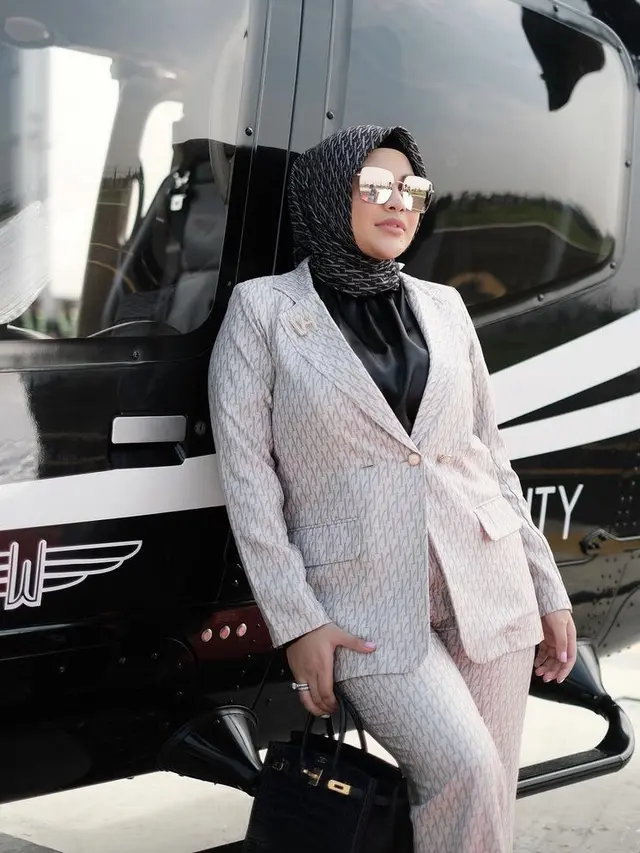 Potret Aurel Hermansyah Berpose di depan Helikopter