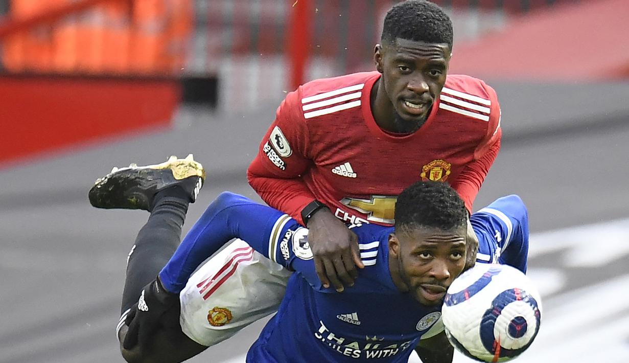 Menumpuknya barisan pertahanan Manchester United memaksa Axel Tuanzebe untuk dipinjamkan ke Aston Villa. Bersama The Villans, Tuanzebe tampil impresif sehingga durasi peminjamannya diperpanjang hingga akhir musim 2018/2019. (AFP/Peter Powell)