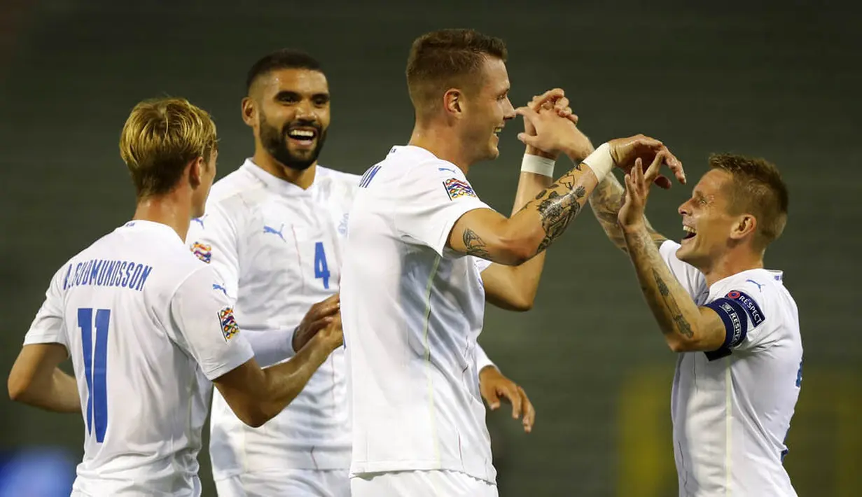 Pemain Islandia, Holmbert Fridjonsson, melakukan selebrasi usai mencetak gol ke gawang Belgia pada laga UEFA Nations League di Stadion King Baudouin, Rabu (9/9/2020). Belgia menang telak dengan skor 5-1. (AP/Francisco Seco)