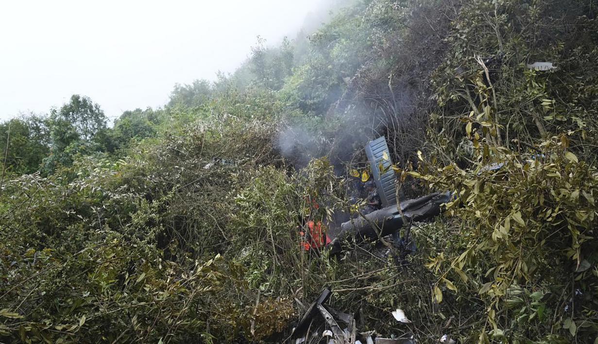 Personel polisi dan tentara dikerahkan setelah penduduk setempat memberi tahu dia tentang kecelakaan dan kebakaran di lokasi tersebut. (AP Photo/Nirajan Shrestha)