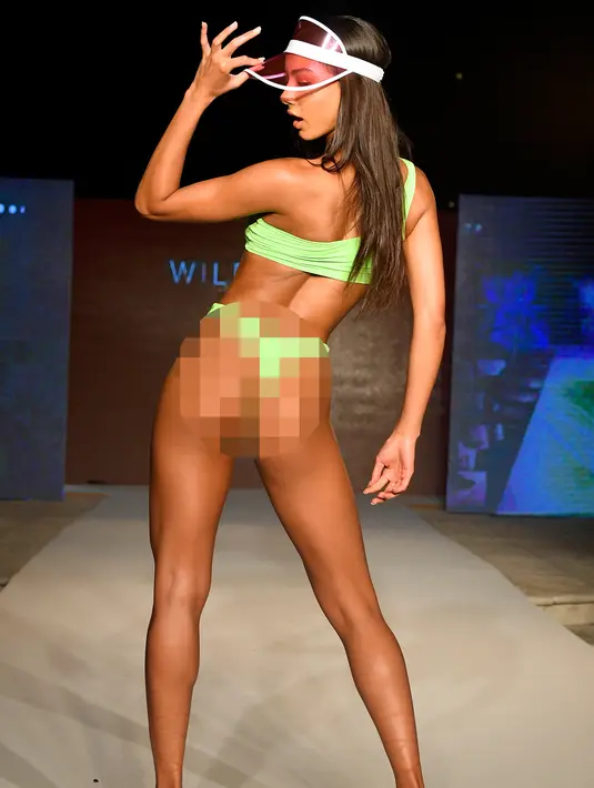 Model berpose mengenakan baju renang Oh Polly Fashion Show oleh Planet Fashion selama Miami Swim Week 2019 di Miami Beach, Florida (11/7/2019). Miami Swim Week diadakan selama seminggu menghadirkan model-model seksi mengenakan baju renang di atas catwalk. (AFP Photo/Frazer Harrison)