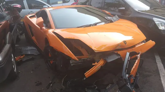 Mobil Lamborghini Rusak