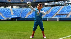 Skillzy, maskot resmi Piala Eropa 2020 berpose saat presentasi di Stadion Saint Petersburg, Rusia (27/3). Kota Saint Petersburg akan menyelenggarakan empat pertandingan termasuk pertandingan perempat final selama UEFA Euro 2020. (AFP Photo/Olga Maltseva)