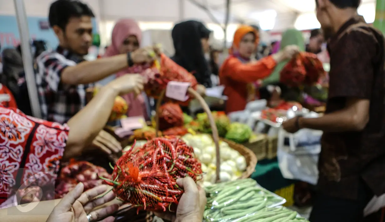 Aneka kebutuhan pokok dijual dengan harga murah di pasar murah Kemendag, Jakarta, Kamis (25/6/2015). Kegiatan ini untuk memudahkan masyarakat mendapatkan kebutuhan pokok dengan harga yang terjangkau selama Ramadan. (Liputan6.com/Faizal Fanani)
