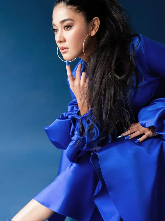 Gaya Pemotretan Naysila Mirdad Dalam Balutan Dress Biru. (Sumber: Instagram/winstongomez)