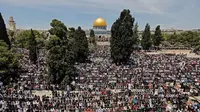 Muslim di Palestina terbiasa melakukan salat Jumat selama Ramadan tiap tahunnya di Masjid Al-Aqsa. Gambar diambil pada 10 Mei 2019 (AFP Photo)