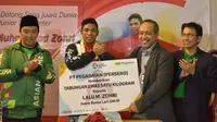 PT Pegadaian (Persero) memberikan 1 kilogram tabungan emas atau setara dengan Rp 600 juta kepada sprinter muda Indonesia Lalu Muhammad Zohri. (Dok Pegadaian)