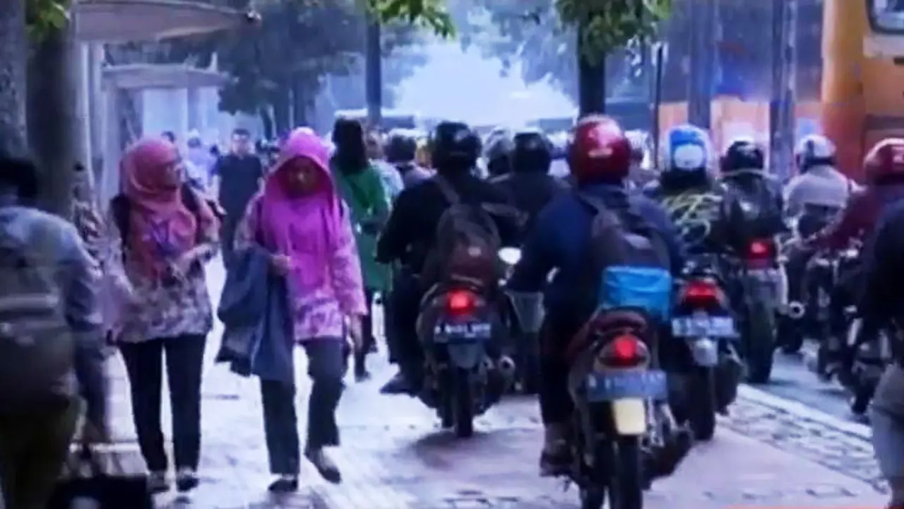 Segmen 3: Trotoar Jalan Dikuasi Pemotor dan Pedagang Kaki Lima