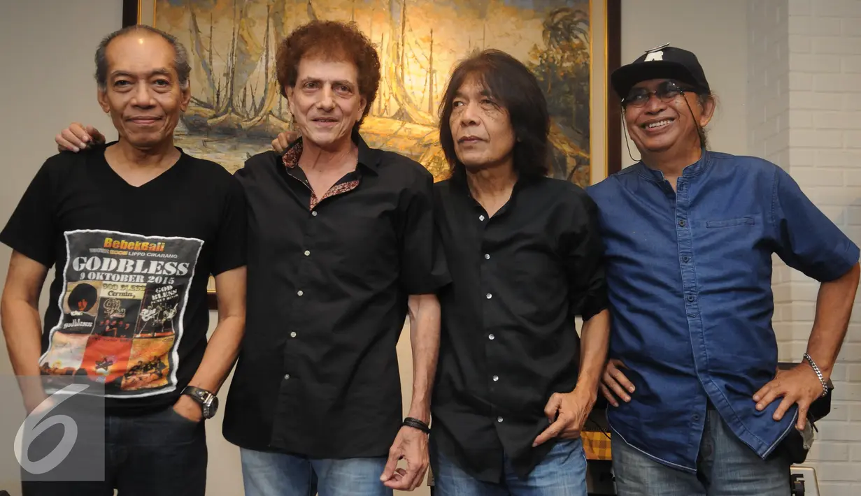 Grup band rock legendaris God Bless berpose usai syukuran pembuatan album ke 7 di kawasan Panglima Polim, Jakarta, Kamis (30/6). (Liputan6.com/Herman Zakharia)