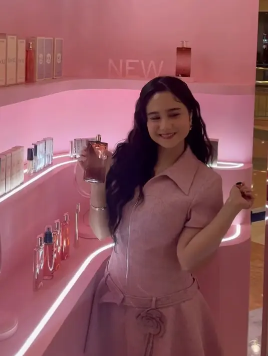 Tissa Biani tampil manis dengan dress pink lengan pendek. Dress berkerah tersebut memiliki aksen belt yang dihiasi bunga mawar. [Adinda/Fimela]