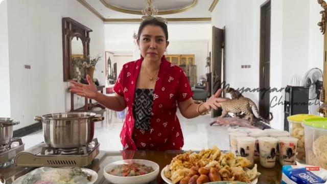 8 Potret Mayangsari saat Pulang ke Purwokerto, Perlihatkan Kebunnya yang Luas