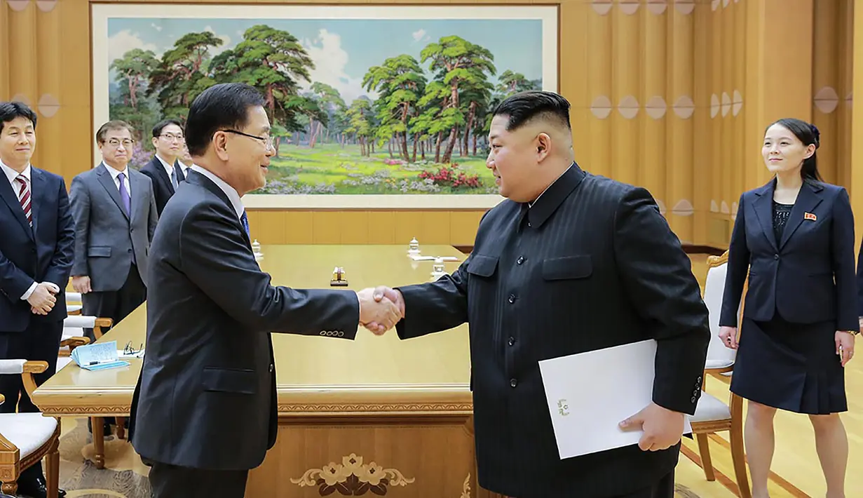 Pemimpin Korut Kim Jong-un bersalaman dengan Kepala Delegasi Korsel Chung Eui-yong usai menerima kunjungannya di Pyongyang (5/3). Sebelumnya, penurunan ketegangan antar kedua Korea terjadi di tengah momen Olimpiade Musim Dingin bulan lalu. (AFP/Handout)