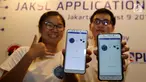 Pendiri Volume Up! dan JakSL Jerick Hartono (kanan) dan Direktur Sign Language Center Indonesia Laura Lesmana Wijaya (kiri) menunjukan aplikasi JakSL saat peluncuran di Jakarta, Kamis (9/8). (Liputan6.com/Fery Pradolo)